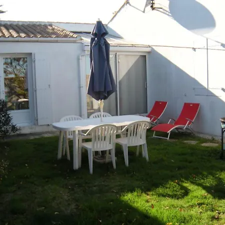 Holiday home Petite Maison Charmante A Avec Jardin Cloture