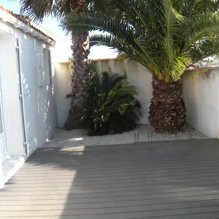 Holiday home Petite Maison Charmante A Avec Jardin Cloture